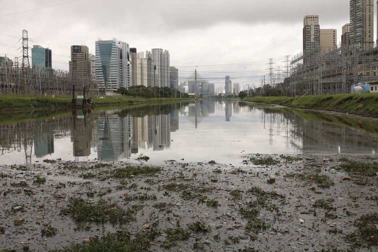 Testes com dois barcos coletores de resíduos flutuantes, os chamados Ecoboats, no rio Pinheiros, em São Paulo.