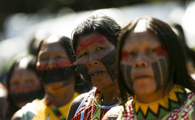 Brasília - Indígenas de todo o Brasil chegam a  Brasília para o Acampamento Terra Livre.