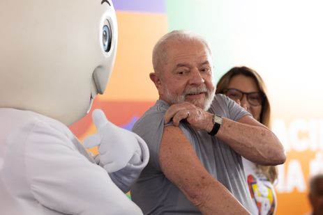 Brasília (DF) 27/02/2023 - O presidente Luiz Inácio Lula da Silva e a ministra da Saúde, Nísia Trindade, lançam o Movimento Nacional pela Vacinação. Na ocasião o presidente foi vacinado pelo vice-presidente, Geraldo Alckmin