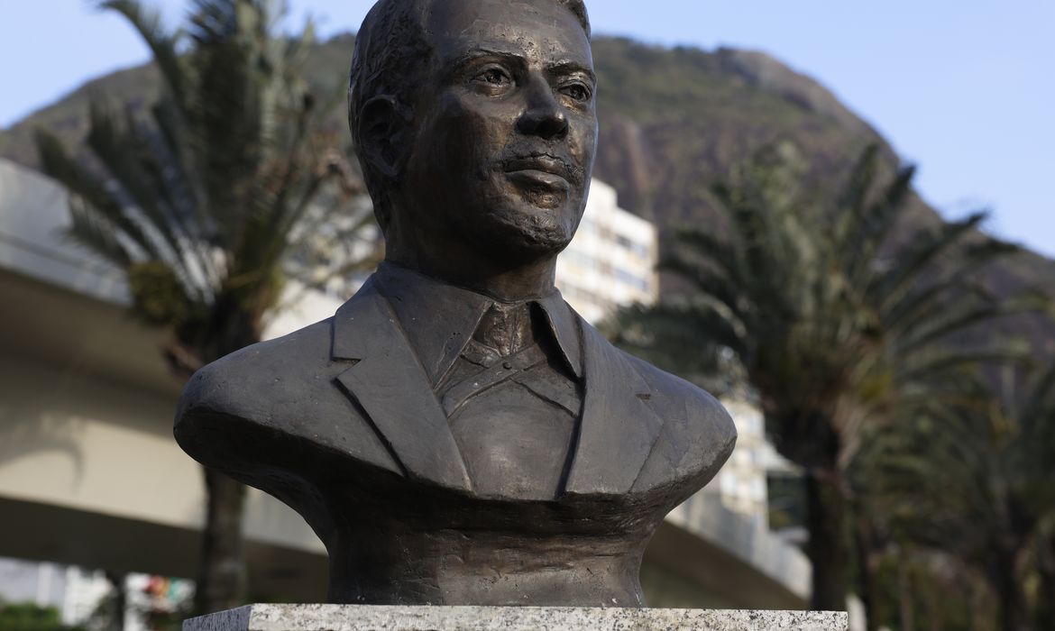 Rio de Janeiro (RJ) 17/10/2024 – Engenheiro André Rebouças é inscrito no Livro dos Heróis e Heroínas da Pátria. Busto na Praça José Mariano Filho, na Lagoa, esculpido por Edgar Duvivier. Foto: Fernando Frazão/Agência Brasil