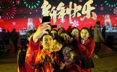 Artistas chineses tiram selfie após apresentação em Pequim