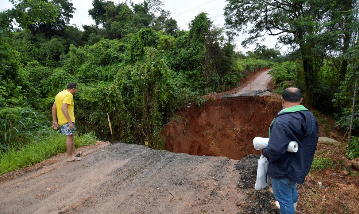 Dam threatens to break after heavy rainfalls hit Minas Gerais in Brazil