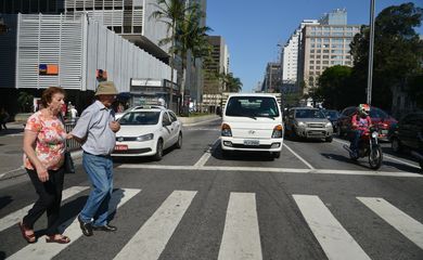 A Companhia de Engenharia de Tráfego - CET vai aumentar o tempo de travessia dos semáforos para pedestres para evitar atropelamentos. em São Paulo