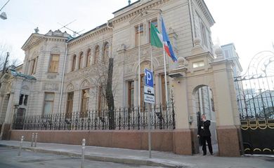 Embaixada italiana em Moscou, na Rússia, exibe bandeiras da Itália e da União Europeia