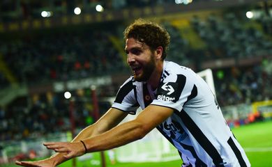 Manuel Locatelli comemora gol da vitória da Juventus sobre o Torino - Italano