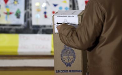 Em Buenos Aires, eleitores vão às urnas para renovar metade da Câmara dos Deputados e um terço do Senado