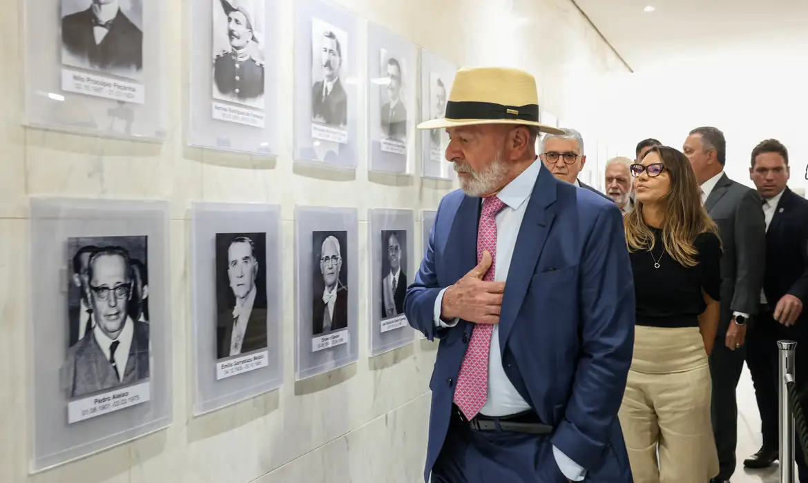 Brasília (DF), 09/01/2025 - O presidente Luiz Inácio Lula da Silva, passa pela galeria de fotos dos ex.presidentes do Brasil durante visita exposição sobre os atos contra democracia em 2023.
Foto: Jose Cruz/Agência Brasil