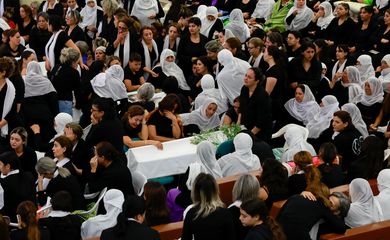Famílias se reúnem para cerimônias fúnebres em Majdal Shams
 28/7/2024    REUTERS/Ammar Awad