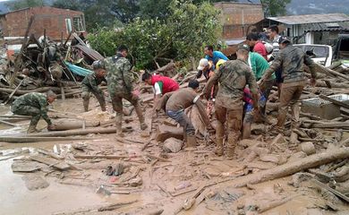 Integrantes do Exército da Colômbia ajudam moradores de Mocoa após avalanche que deixou 112 mortos no município, segundo informou o presidente Juan Manuel Santos