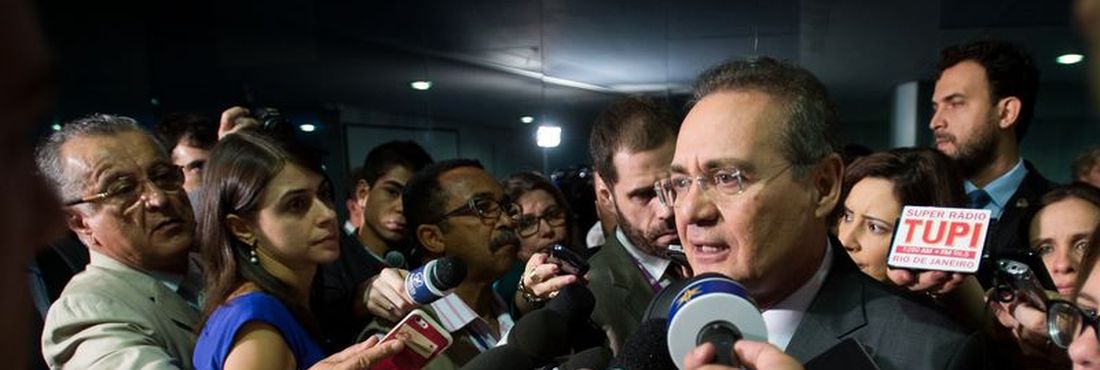 Coletiva de imprensa com o senador Renan Calheiros (30/04/2015)