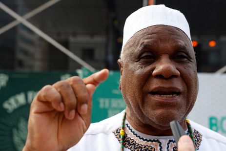 Tânia Rêgo/Agência Brasil Rio de Janeiro (RJ), 30/08/2025 - Babalawô Ivanir dos Santos, conselheiro do Centro de Articulação de Populações Marginalizadas. O Instituto de Estudos da Religião (ISER), em parceria com diversas comunidades e organizações da sociedade civil promove , na Candelária, região central da cidade, o evento Vigílias pela Terra, com a finalidade de promover articulação, a partir de grupos religiosos diversos para fortalecer ações no enfrentamento à crise climática. Foto: Tânia Rêgo/Agência Brasil