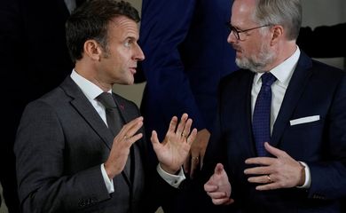 O presidente francês, Emmanuel Macron, conversa com o primeiro-ministro tcheco, Petr Fiala, em encontro da Comunidade Política Europeia, em Praga.