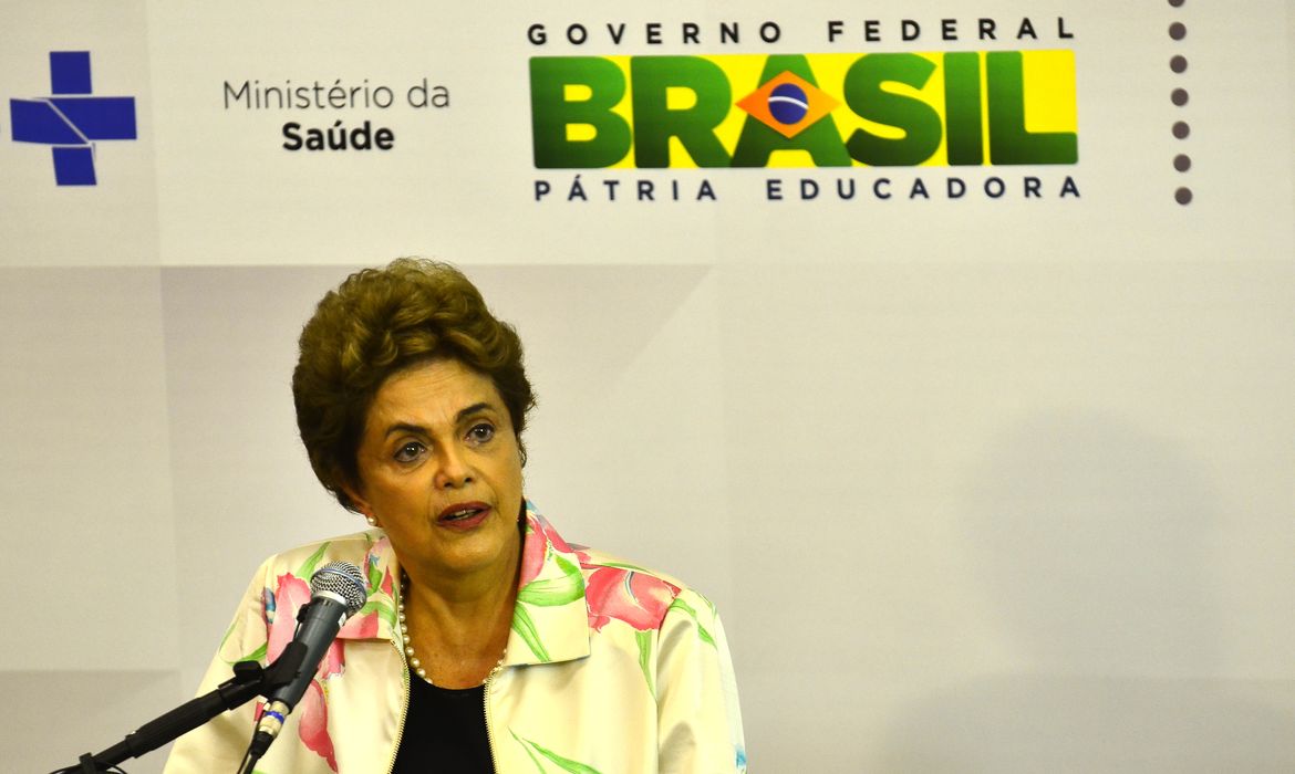 São Paulo - Presidenta Dilma Rousseff na cerimônia de assinatura de contrato entre o Ministério da Saúde e a Fundação Butantan para o desenvolvimento de vacina contra a dengue (Rovena Rosa/Agência Brasil)