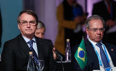 O presidente da República, Jair Bolsonaro, acompanhado do ministro da Economia, Paulo Guedes, discursa na 54ª Cúpula de Chefes de Estado do Mercosul, em Santa Fé, Argentina.