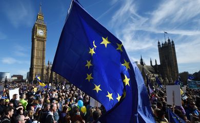 Milhares de pessoas vão às ruas de Londres contra Brexit (Andy Rain/Agência Lusa/EPA/Direitos Reservados)