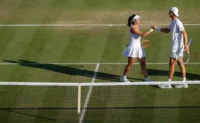 Luisa Stefani avança à final das duplas mistas no Torneio de Wimbledon, jogando ao lado do britânico Joe Salisbury - em 08/07/2025
