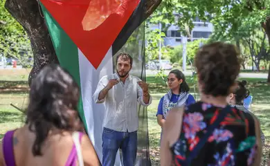 Brasília (DF), 15/10/2023, O socioambientalista Thiago Ávila, durante aula pública Pró-Palestina, na asa norte em Brasília. Foto: Antônio Cruz/Agência Brasil