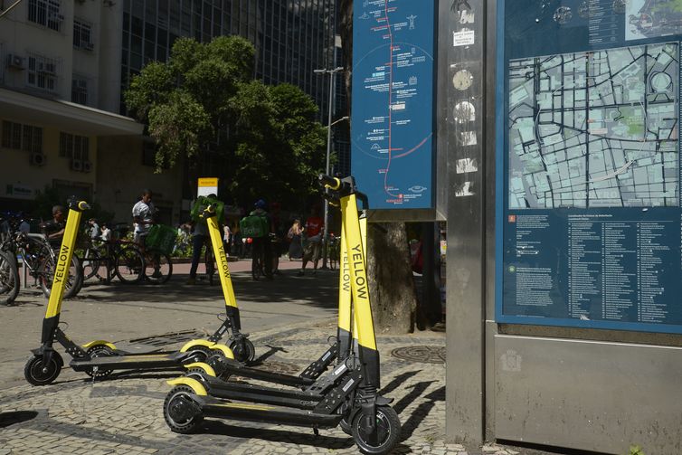 Cariocas usam patinetes elétricos no centro do Rio de Janeiro.