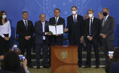 O presidente Jair Bolsonaro participa do lançamento do Programa Nacional de Prestação de Serviço Civil Voluntário, no Palácio do Planalto.