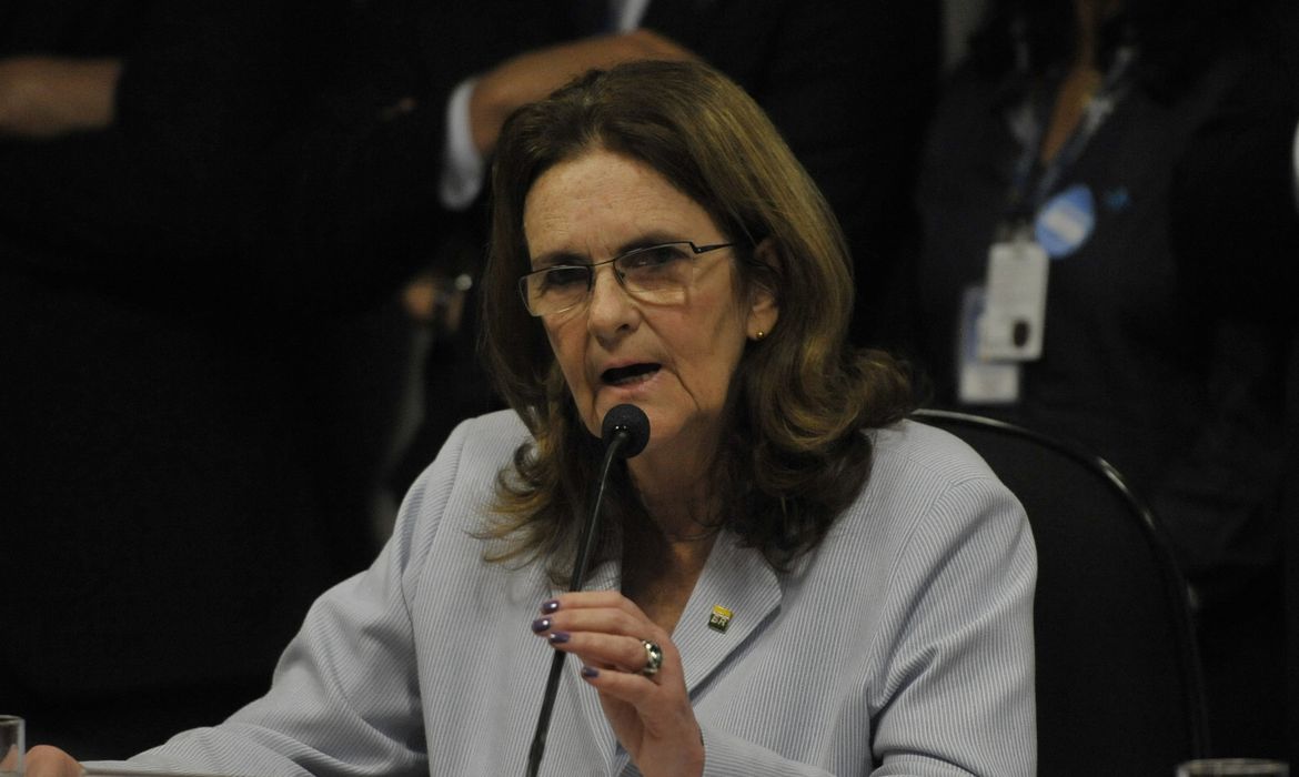 Graça Foster é ouvida durante a Comissão Parlamentar Mista de Inquérito que investiga irregularidades na gestão da Petrobrás (José Cruz/Agência Brasil)