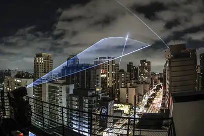 Paulo Pinto/Agência Brasil São Paulo (SP), 18/07/2025 . Canhões de raios de laser, projetando luz digital em diversas cores e formas, disparados de cinco pontos estratégicos de São Paulo, ocuparam o céu da maior cidade do Brasil, em um show de luz, arte e tecnologia. O evento é mais uma prévia na cidade do que vai acontecer no Festival Internacional de Luzes de São Paulo, em agosto e setembro. Criado pela Visualfarm em 2018.
No esquenta de julho, os lasers que transformaram a noite de São Paulo foram disparados de cinco pontos diferentes: o Visualfarm Gymnasium, na Praça Olavo Bilac, o Boulevard das Artes (na frente do Belas Artes REAG/Riviera), a Laje do Baixo (de frente para a Praa Roosevelt), o Terrao do Centro Cultural São Paulo (na estação Vergueiro do metrô) e o Beco do Batman (na Galeria Ziv). Foto: Paulo Pinto/Agência Brasil