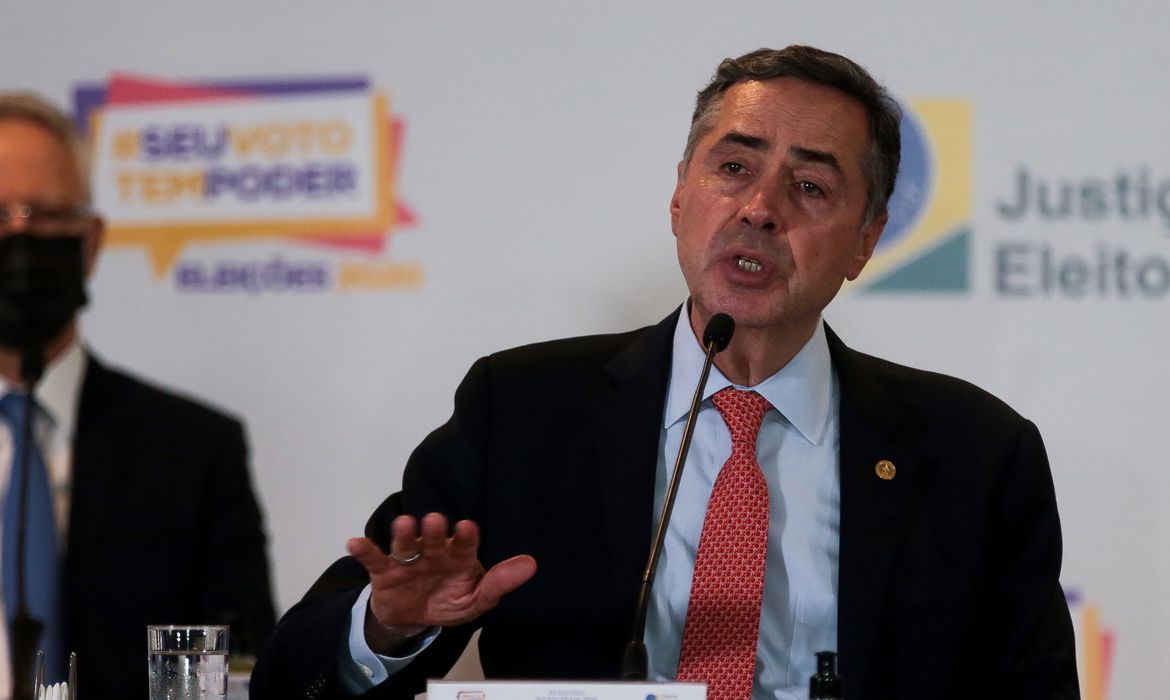 O presidente do Tribunal Superior Eleitoral, ministro Luís Roberto Barroso, participa de entrevista coletiva sobre o segundo turno das eleições municipais 2020