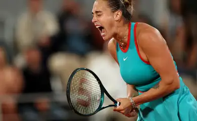 Tennis - French Open - Roland Garros, Paris, France - June 5, 2025 Belarus' Aryna Sabalenka reacts during her semi final match against Poland's Iga Swiatek REUTERS/Gonzalo Fuentes
