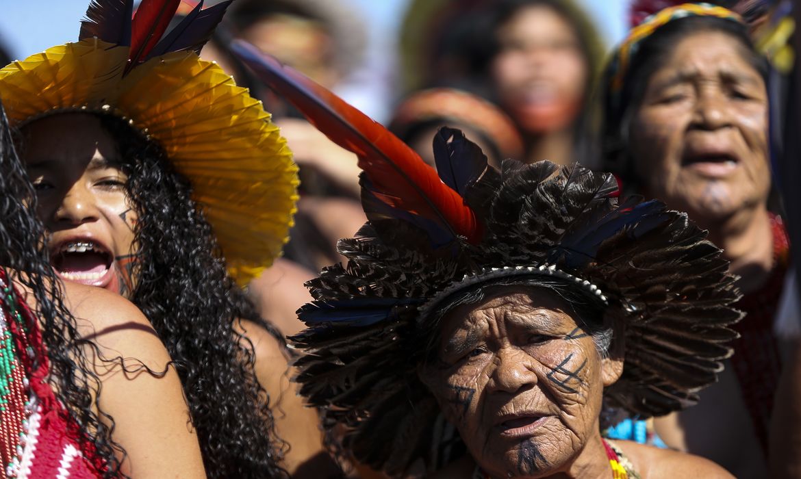 Indígenas de todo o país realizam marcha pela demarcação de terras e a garantia de seus direitos, na Esplanada dos Ministérios, como parte da programação do Acampamento Terra Livre.