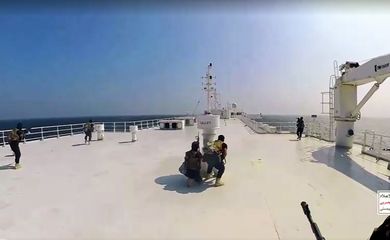 Houthis reivindicam 2º ataque contra porta-aviões dos Estados Unidos