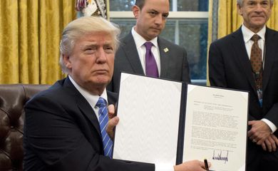 Washington – Donald Trump assina decreto que retira os Estados Unidos do Acordo Transpacífico, assinado em outubro de 2015 por mais 11 países 