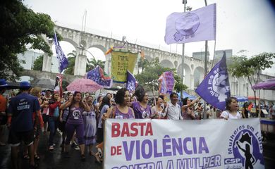 Rio de Janeiro - Grupo faz passeata pelas ruas da Lapa em defesa dos direitos das mulheres e contra a violência (Tânia Rêgo/Agência Brasil) 