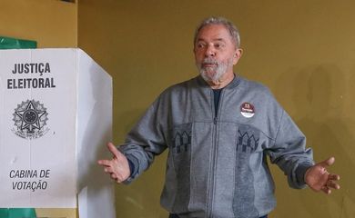 Ex-presidente Lula vota no primeiro turno das eleições municipais 2016, na Escola João Firmino Correia de Araújo, em São Bernardo do Campo (Ricardo Stuckert/Instituto Lula)
