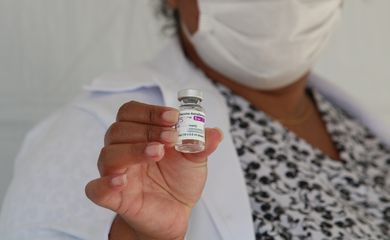 São Paulo - Enfermeira mostra frasco da vacina AstraZeneca em posto drive-thru para vacinação contra a COVID-19 montado no Memorial da América Latina.