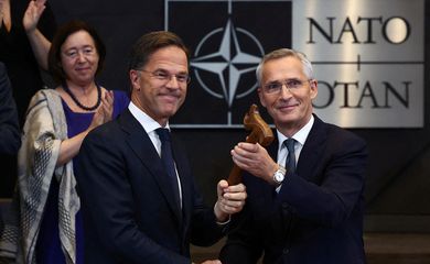 Novo secretário-geral da Otan, Mark Rutte, cumprimenta antecessor no cargo Jens Stoltenberg na sede da aliança em Bruxelas
01/10/2024 REUTERS/Yves Herman