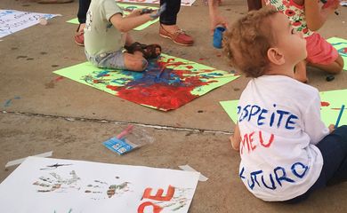 Brasília  - Pais levam filhos menores de 10 anos à Esplanada dos Ministérios para ensinar o respeito à democracia e a diferentes opiniões (Ivan Richard/Agência Brasil)