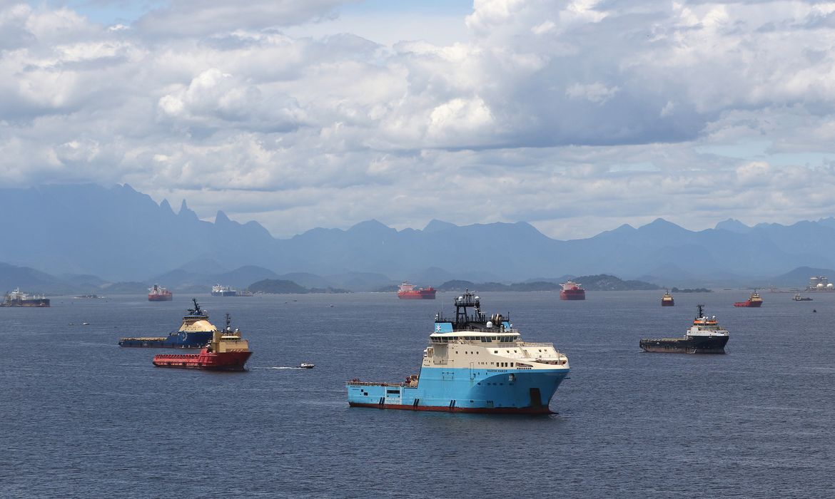 Embarcações ancoradas na Baía de Guanabara.