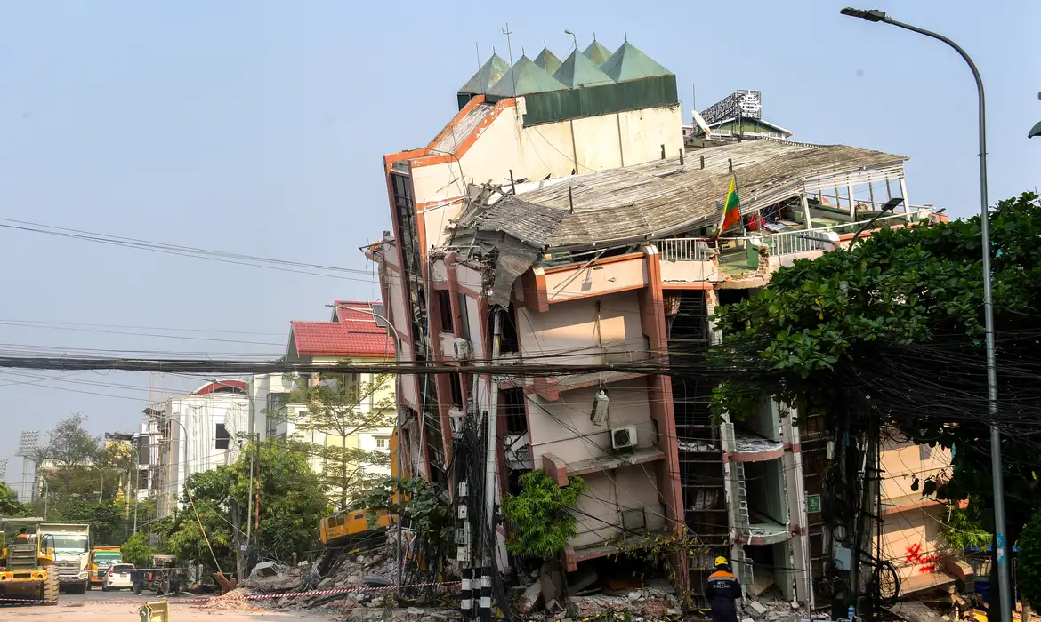 A rescue worker stands in front of a damaged building following a strong earthquake in Mandalay, Myanmar, April 3, 2025. REUTERS/Stringer