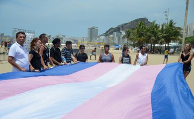 Rio de Janeiro - Manifesto realizado na praia de Copacabana lembra as vítimas da transfobia no Brasil.  (Tomaz Silva/Agência Brasil)