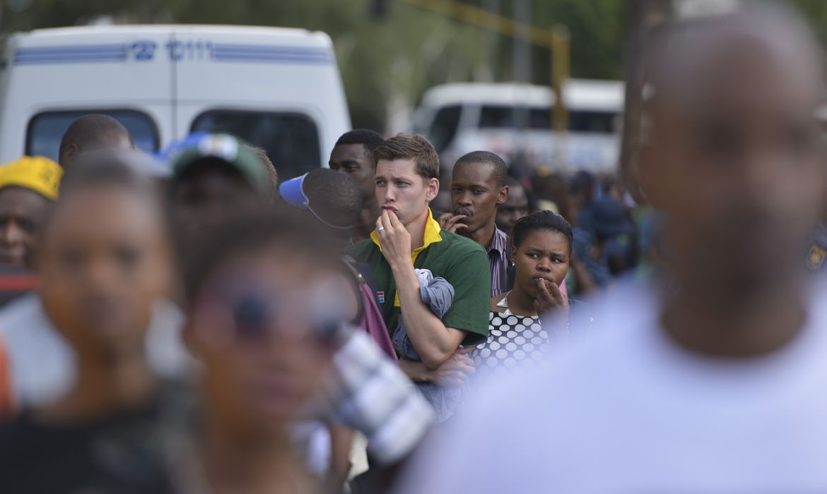 Pretória (África do Sul) - Sul-africanos acordaram cedo para ir ao Union Buildings, o Palácio do Governo da África do Sul, visitar o caixão com o corpo de Nelson Mandela. (Foto:Marcello Casal Jr/Agência Brasil)