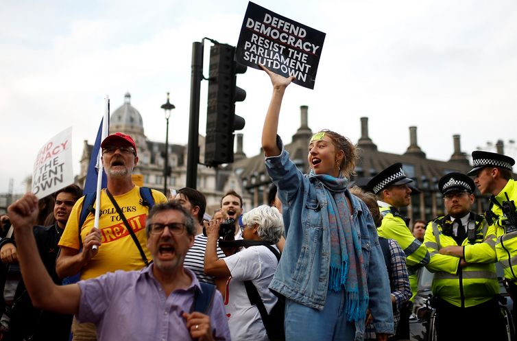 Manifestantes anti-Brexit seguram cartazes do lado de fora das Casas do Parlamento em Londres, Inglaterra, 28 de agosto de 2019. REUTERS / Henry Nicholls