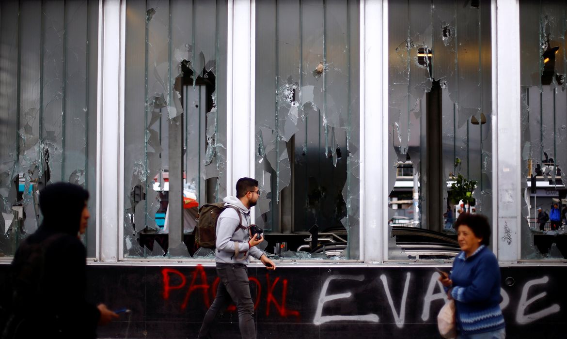 Capital do Chile amanhece sob estado de emergência após protestos. REUTERS/Edgard Garrido