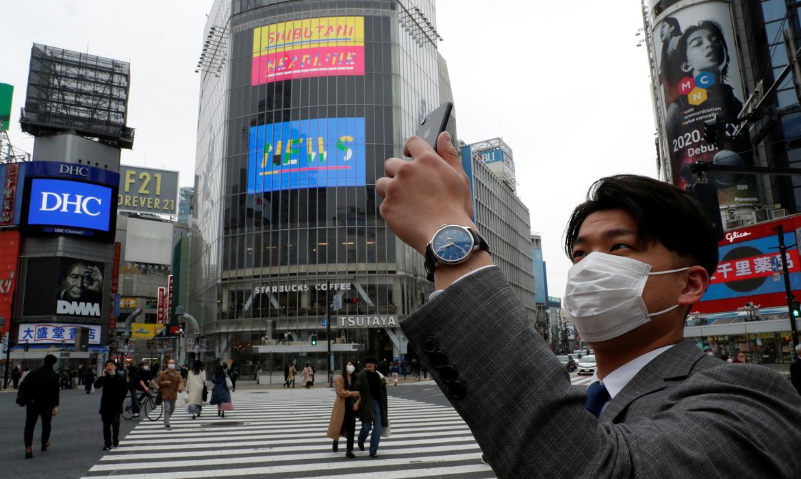 The Wider Image: High noon in a coronavirus-stricken world