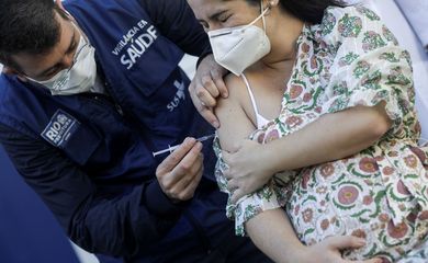 Vacinação de grávida no Rio de Janeiro 4/5/2021 REUTERS/Ricardo Moraes