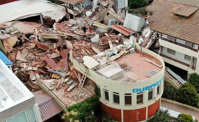 A drone view shows rescue workers searching for victims amidst the remains of the hotel Dubrovnik, after it collapsed, in the coastal city of Villa Gesell, Buenos Aires, Argentina October 29, 2024. Reuters/Pablo Funes/Proibida reprodução