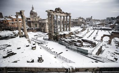 A onda de frio chamada Burian provocou neve em várias regiões da Itália. Na foto, o Fórum Imperial, em Roma