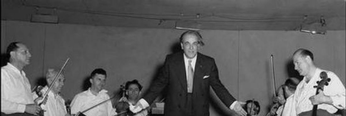 Maestro Heitor Villa Lobos após concerto em Tel Aviv, Israel, em 1952.