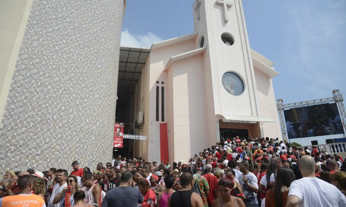 Fiéis lotam a igreja de São Jorge, em Quintino, na zona zorte do Rio de Janeiro em comemoração ao dia do Santo.