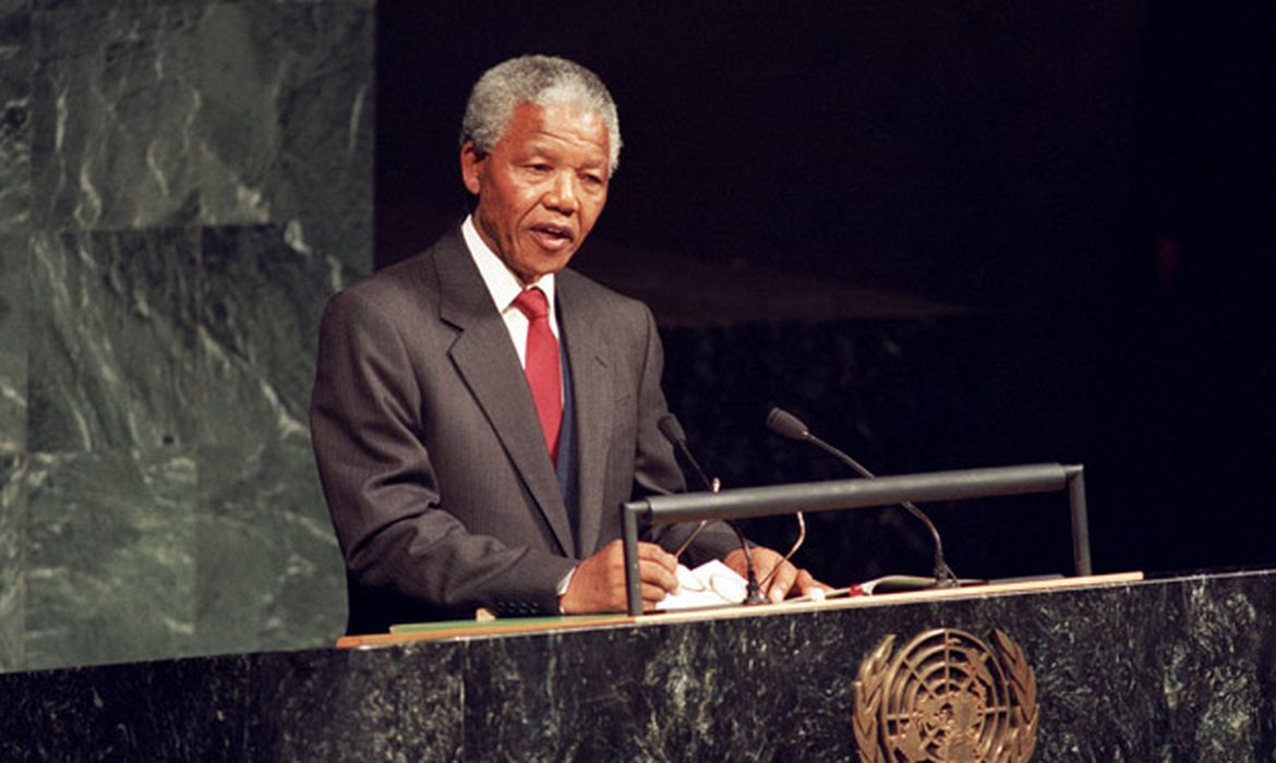 Nelson Mandela em discurso na Assembleia Geral da ONU, em 1999