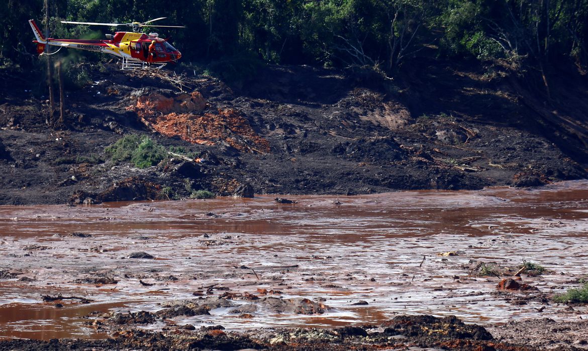 A rescue helicopter searches for victims after a tailings dam owned by Brazilian miner Vale SA burst, in Brumadinho, Brazil January 27, 2019. REUTERS/Adriano Machado