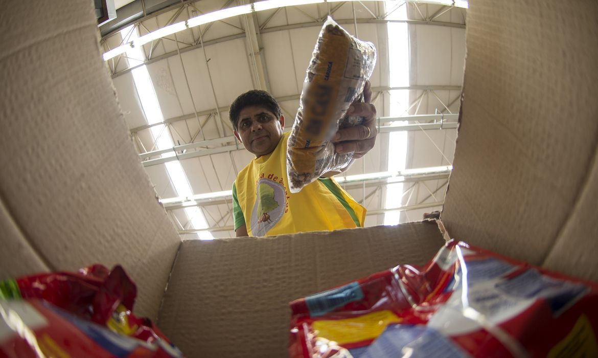 Brasília participa do Dia Nacional de Coleta de Alimentos. Na ação, voluntários recebem doações em supermercados de 60 cidades do País (Marcelo Camargo/Agência Brasil)